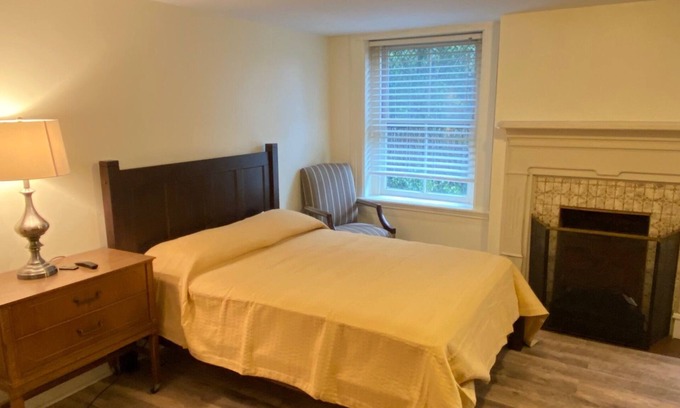 Historic Downtown Savannah Apartment | Short term-LongTerm: Choose. Rates &dates available vary. inquire for pricing