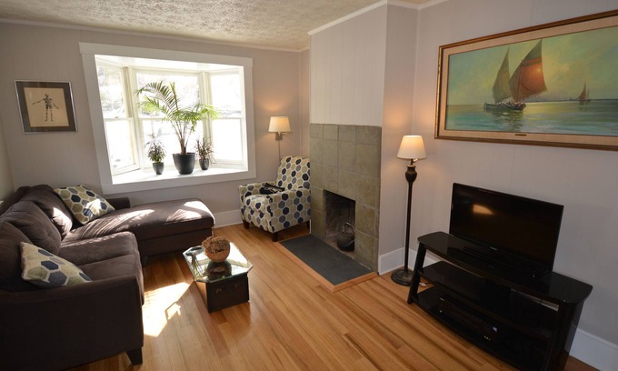 East End - Valley Street House | Short Walk Downtown - Stylish and Bright - Private Hot Tub
