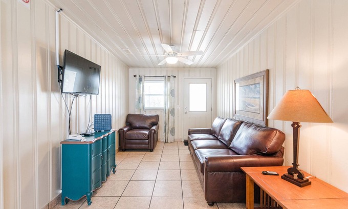 Ocean Drive House | Short walk to Beach, 2 Bedroom/1 Bath Quad 4 (up) w/pool access near Main St