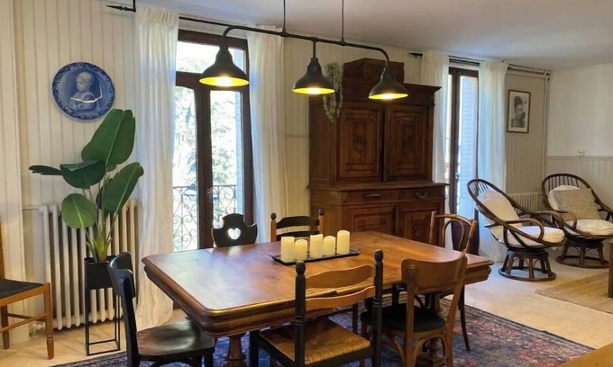 La Perriere Apartment | Short Walk to Gondola and Thermals!