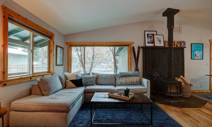 Southern Crossing House | Short Walk to Old Mill, River & Trails!,Outdoor Fire Pit, Quiet Neighborhood, New Furniture & Carpet