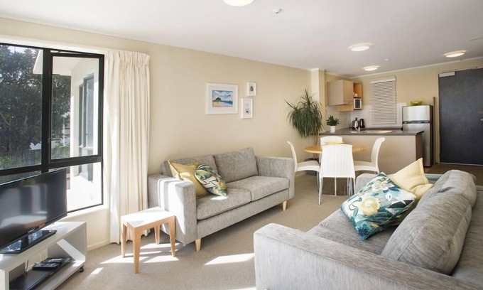 Mount Maunganui Apartment | Short walk to Surf, Harbour, Mt. Base Track & Cafes