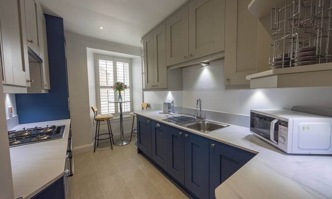 Thurso House | Short Walk to the Beach - 2 Guests - Free Parking