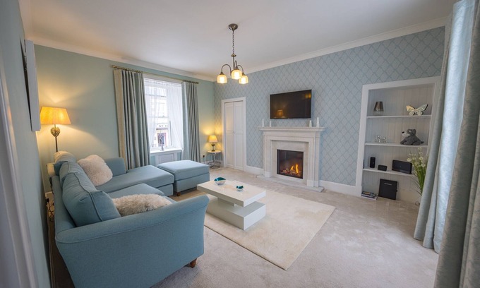 Thurso House | Short Walk to the Beach - 2 Guests - Free Parking