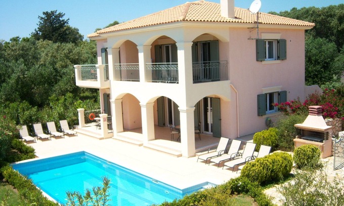 Pesada Villa | Short walk to the beach ,Four bedrooms four bathrooms sleeps 8
