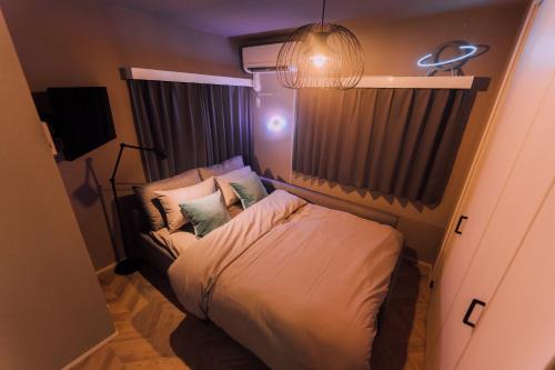 Yoyogi Apartment | Showa Bloom Shinjuku Neon Den 102