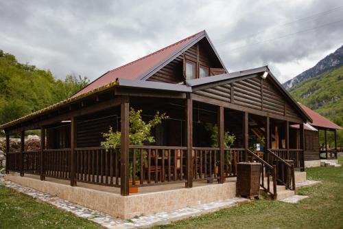 Shale Villa | Shpija Ujevara e Vogel