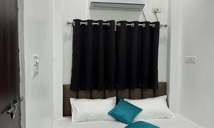 Varanasi Bed & Breakfast | SHREE GOMUKH RESIDENCY Guest house located near to river bank & temple, 250 mtrs