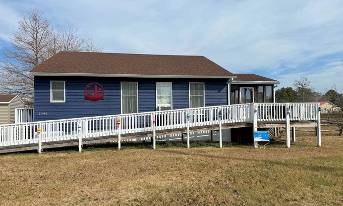 Chincoteague House | Shucker's Tump - pet friendly, Lg screened porch. LINENS AND TOWELS PROVIDED