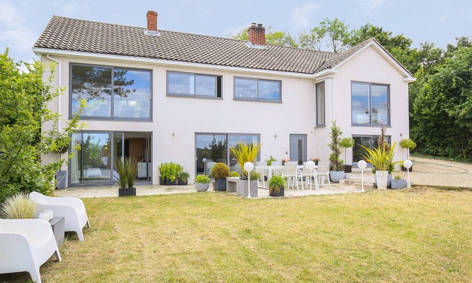 Coombe Bissett Cottage | SHUTTS HOUSE GARDEN APARTMENT, pet friendly in Coombe Bissett
