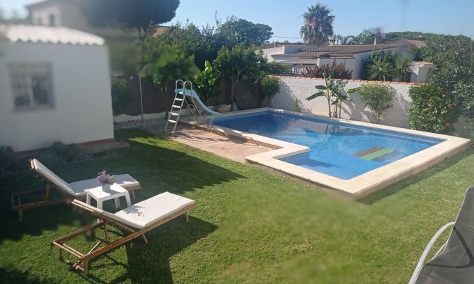 Chiclana de la Frontera Villa | Siéntase a Gusto en Esta Villa con Piscina Privada y Jardín, a 3min de la Playa