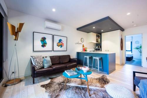 Collingwood Apartment | Sienna Lux Designer Space 150m to Smith St