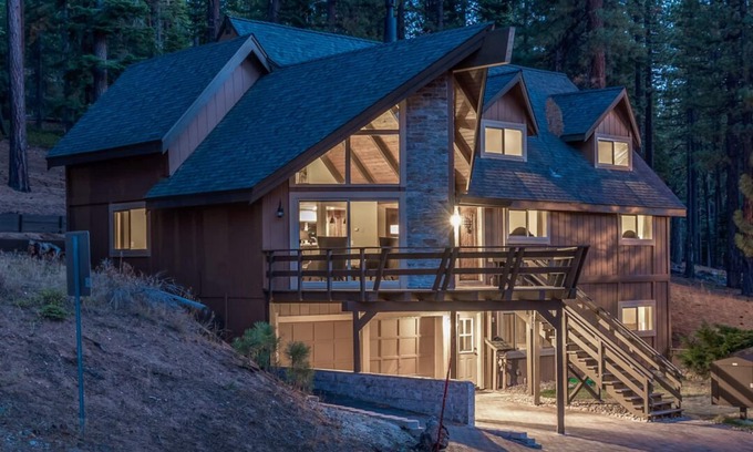 Montgomery Estates House | Sierra House Luxury Chalet: 7 Bedrooms, sleeps 14, Hot Tub, Pool Table and more!