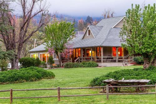 Yosemite Forks Hotel | Sierra Sky Ranch