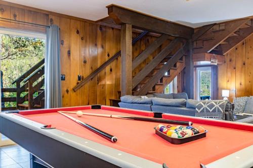 North Fork House | Sierra Vista Lookout Lodge for 8 people with Hot tub, deck and trail to waterfalls