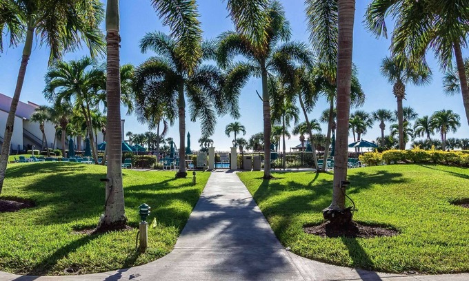 Siesta Key Condo | Siesta Dunes Modern Condo | Private Beach | Heated Pool | Ideal Location | Ask about Free Activities