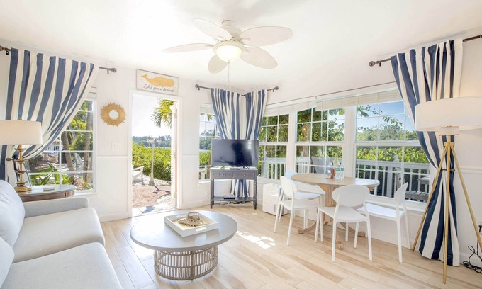 Siesta Key Apartment | Siesta Key Bungalow Ringling - Queen unit at a Waterfront with Pool, nestled in Mangroves!