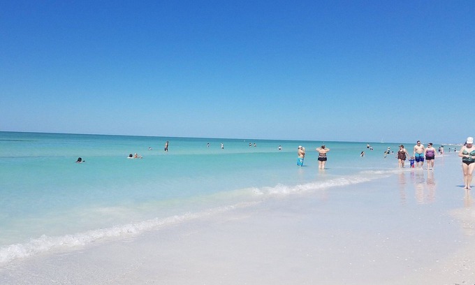 Siesta Key Apartment | Siesta Key Bungalow - J, King D-Lux unit in a Waterfront hotel