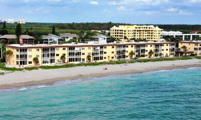 Siesta Key Condo | Siesta Key - Gulf-Front Retreat - 2 BR – Free Boat Docks - Upscale
