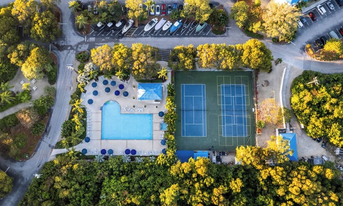 Tavernier Apartment | Signature 2BR Ocean View! Private Beach, Pool & Hot Tub, Tennis Courts!