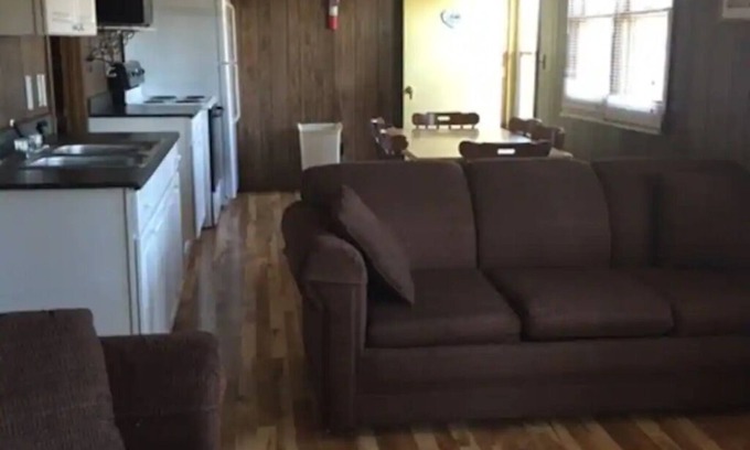 Indian Point Cottage | Silver Dollar City, 1 Mile - Table Rock Lake View - Woodsy - Foxfire Resort