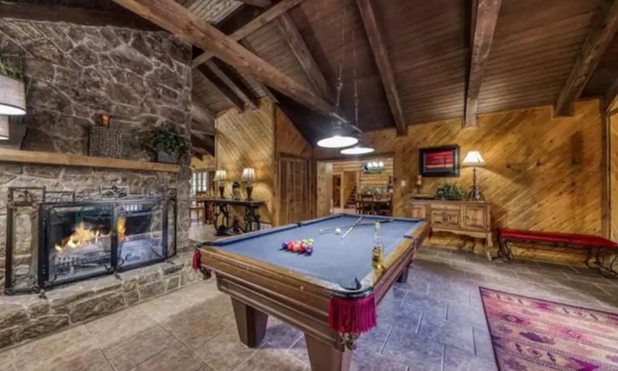 Alto Cabin | Silver Fox Inn Beautiful 5-bedroom Cabin w/hot tub