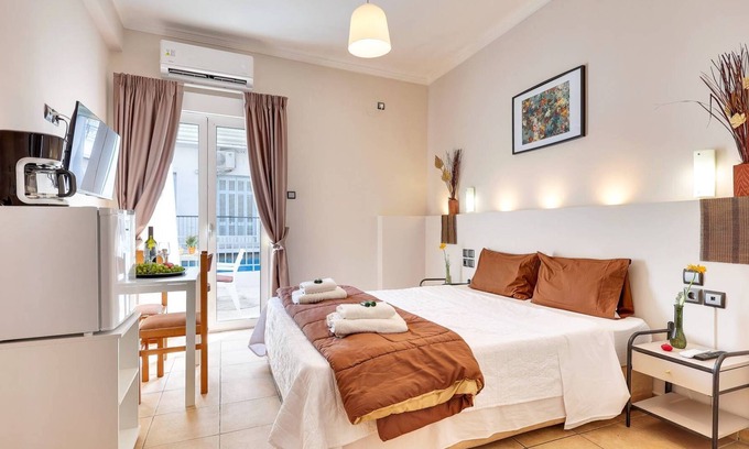 Platia Viktorias Apartment | Silver Hotel Athens Double Room with Balcony