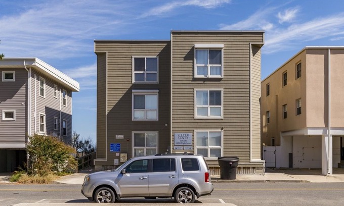 North Ocean City Apartment | Silver Sands 202-S - Direct Oceanfront 2 Bedroom Den - North Ocean City - Sleeps 8 Silver Sands 202-south oceanfront 2 bedroom den