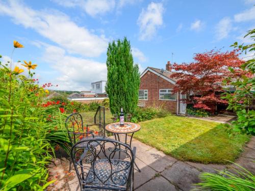 Newcastle-Under-Lyme House | Silverdale Secret Gem with Private Garden Pass the Keys