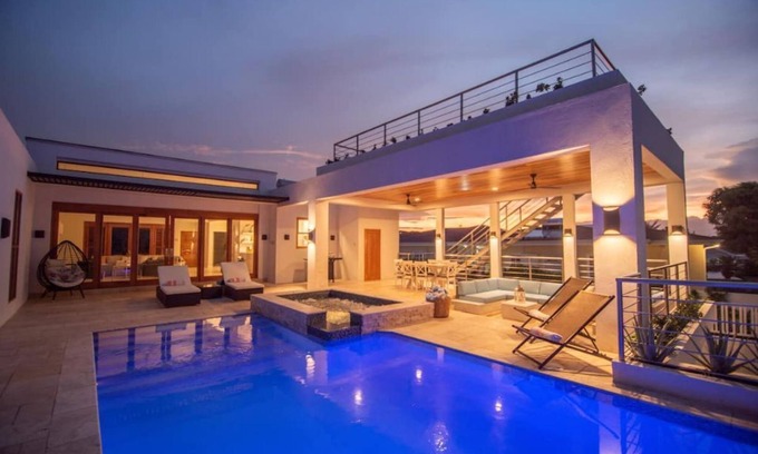 Silver Sands Villa | Simmerdown Villa is a spacious modern 4 bedroom house within a gated community
