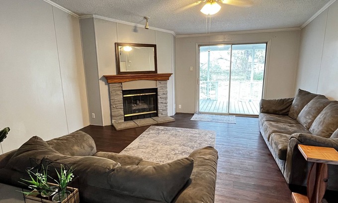 West Monroe House | Simple city Mid term stay. Close to West Monroe sports complex & IKE Hamilton