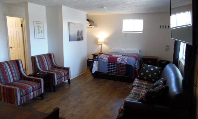 Jenkins Apartment | Simple, Clean, and Quiet Lakeside Getaway