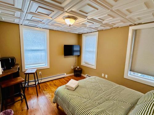West Bayside Apartment | Simple & Convenient Downtown Living
