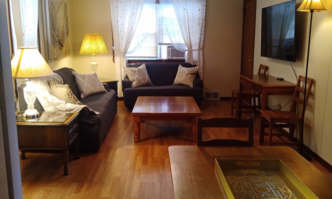 Youngstown House | Simple Stay for Family and Friends, 2-bedroom upstairs apartment in Boardman.