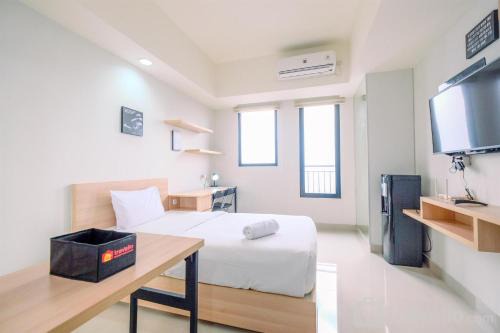 Pondokcina Apartment | Simply Look Studio High Floor at Evenciio Margonda Apartment By Travelio