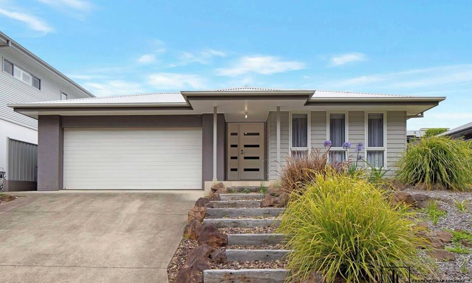 Malua Bay House | Simply Sylvan | Walk to Beach, Club & Shops