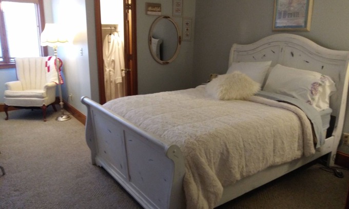 Rockmart Bed & Breakfast | Simply Vintage at Becks Lake, Bed & Breakfast