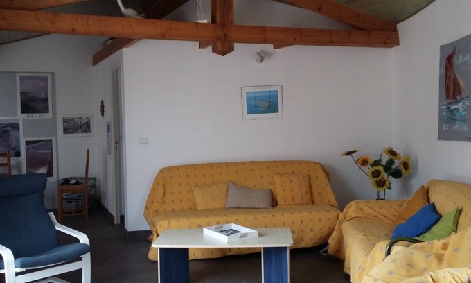 Saint-Clement-des-Baleines House | Single storey house next to the access to La Conche beach