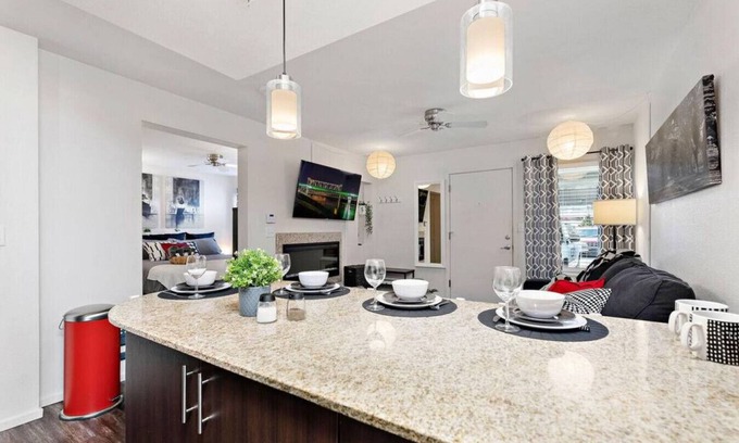 Prairie Village Apartment | ★❂Sinatra's Escape❂King Bed❂Fast Wifi❂★
