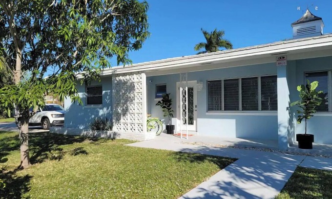 Palm Beach Shores House | Singer Island 2 bedroom w/free parking- no stairs (North unit)