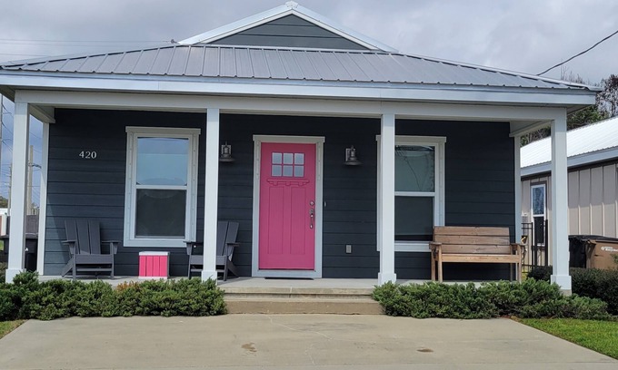 Downtown House | Single-Family Home Downtown Pensacola Cottage 3-Bedroom with Fenced-In back yard