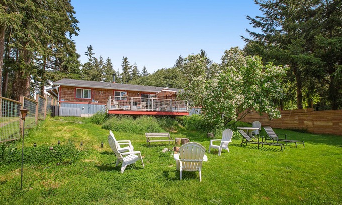 Freeland House | Single-floor home with private hot tub, woodstove & enclosed yard - near golf