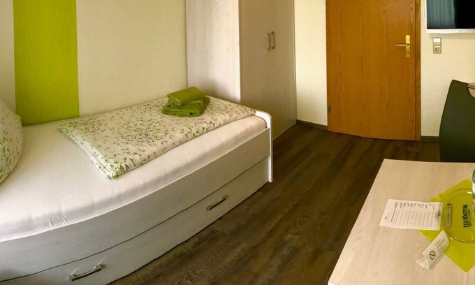 Sangerhausen Cottage | Single Room 2 - Pension and Restaurant Rüssel-Pub