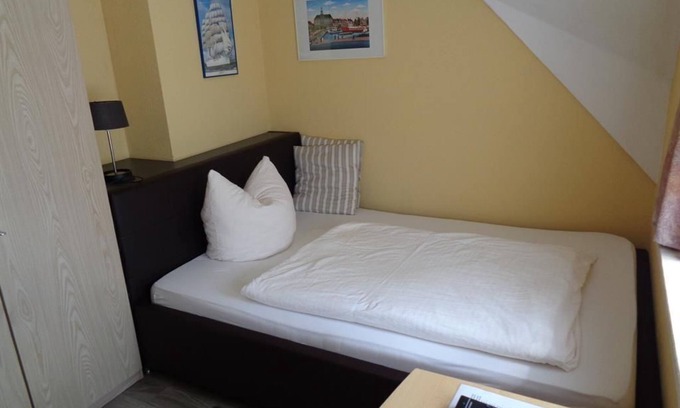 Emden Bed & Breakfast | Single room, shower, toilet - Bastan - house Katharina