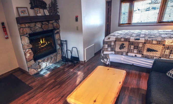 Estes Park Apartment | Single room suite, king bed, jetted tub close to Estes Park