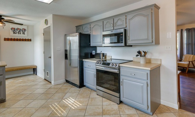 Webb City House | Single-Story Webb City Home w/Deck & Gas Grill!