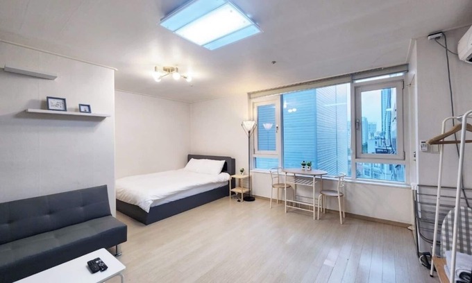 Jamwon-dong Apartment | Sinsa Station 2-Min Walk/Central Gangnam Hideaway