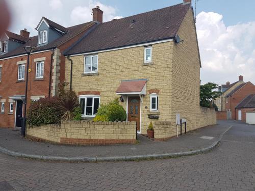 Swindon House | Siobhan's abode 2 Deluxe doubles n large single NO PETS