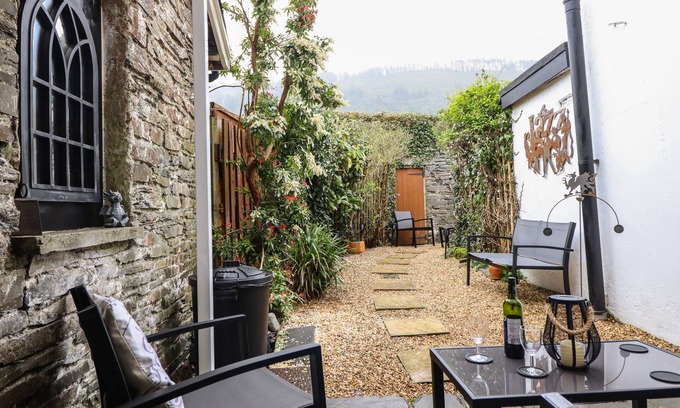 Dinas Mawddwy Cottage | SISKIN, pet friendly, character holiday cottage in Dinas Mawddwy