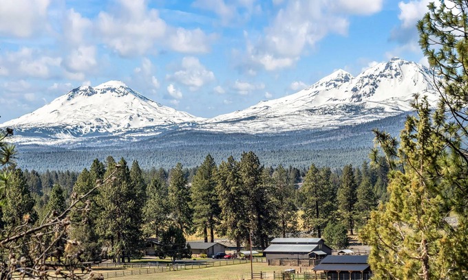 Sisters Apartment | Sisters Chalet 1-bed retreat with WiFi, AC, and views near downtown Sisters.